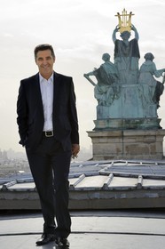 France, Paris (75), Opéra Garnier, le chef du service intérieur Gilles Djeraouane devant la sculpture Apollon, la Poésie et la Musique par Aimé Millet, groupe placé au sommet de l'Opéra et supportant le paratonnerre (vers 1860-1869)