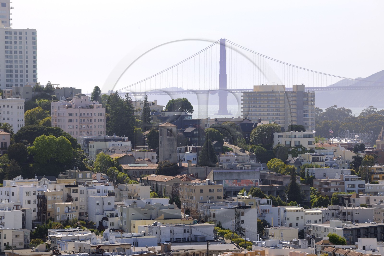 Etats-Unis, Californie, San Francisco, le pont du Golden Gate Bridge derrière le quartier de Russian Hill