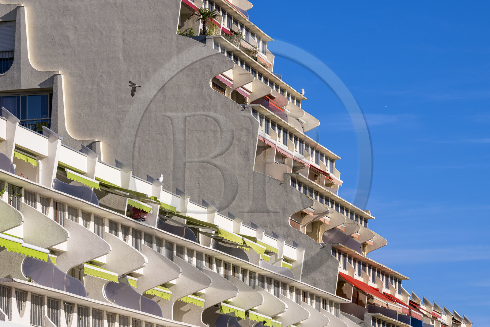 France, Hérault (34), La Grande-Motte, labellisé patrimoine du XXème siècle, quartier du Levant à l'Est du port, les immeubles Concorde et Acapulco du cabinet d'architectes Jean Balladur, aussi surnommé les Nez de De Gaulle