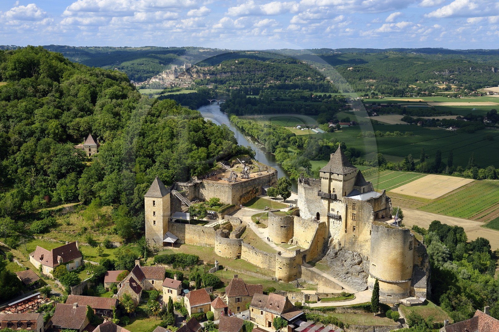 France, Dordogne (24), Périgord Noir, vallée de la Dordogne, Castelnaud-la-Chapelle labellisé Les Plus Beaux Villages de France, le château de Castelnaud-la-Chapelle sur un éperon rocheux au dessus de la rivière Dordogne (vue aérienne)