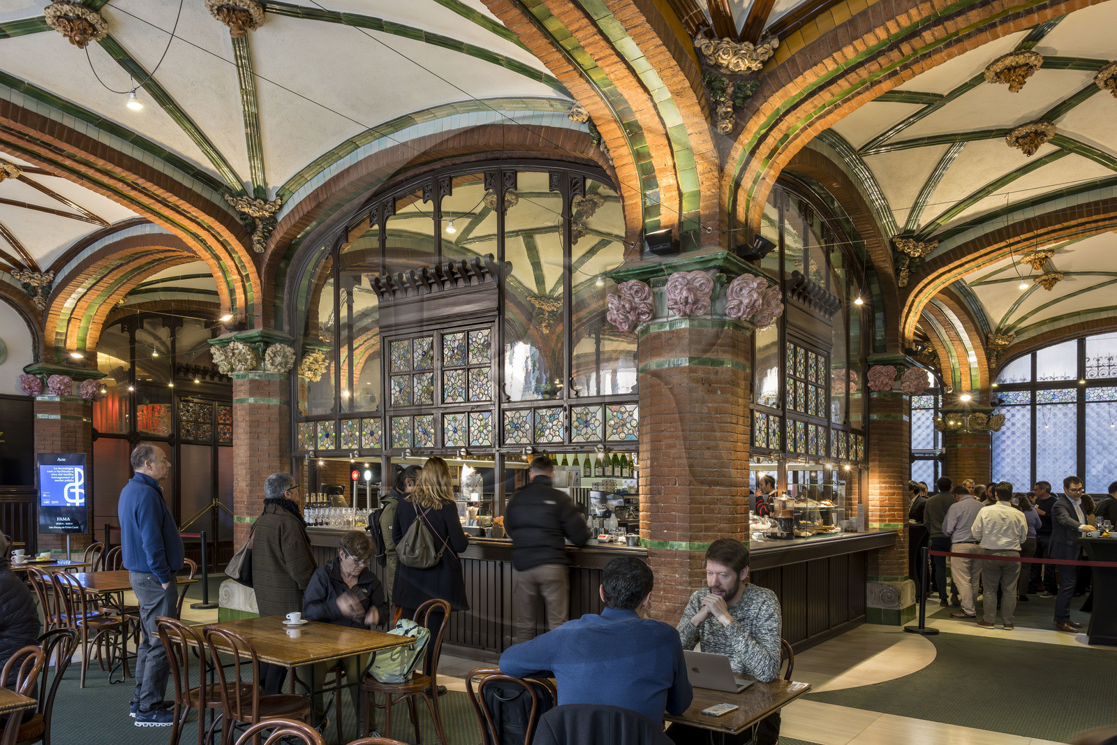 Espagne, Catalogne, Barcelone, Palau de la Musica Catalana (palais de la musique catalane), salle de concert dessinée par l'architecte du modernisme catalan Lluis Domènech i Montaner, site classé au Patrimoine Mondial de l'UNESCO,  le restaurant dans le foyer