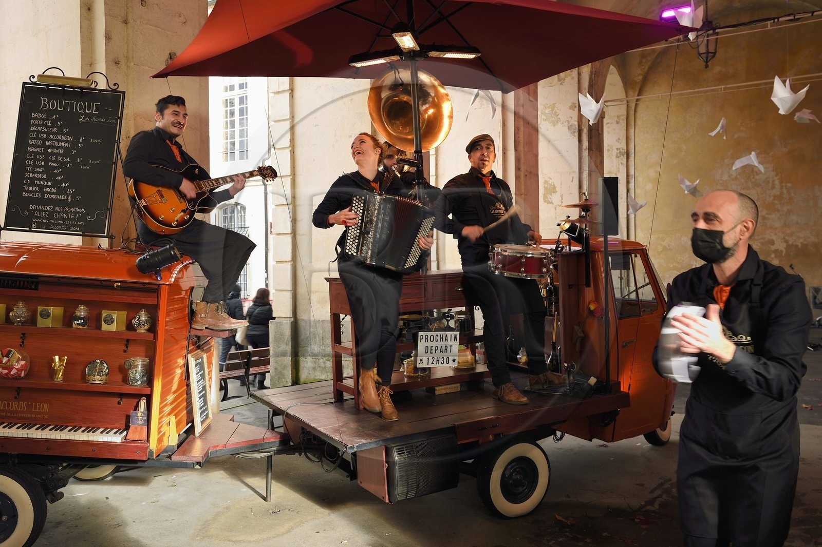 France, Meurthe-et-Moselle (54), Nancy, place Stanislas (ancienne Place Royale) lors de la fête de la Saint-Nicolas, classée Patrimoine Mondial de l'UNESCO, le groupe les Accords Léon sous l'Arc de Triomphe (la Porte Héré)