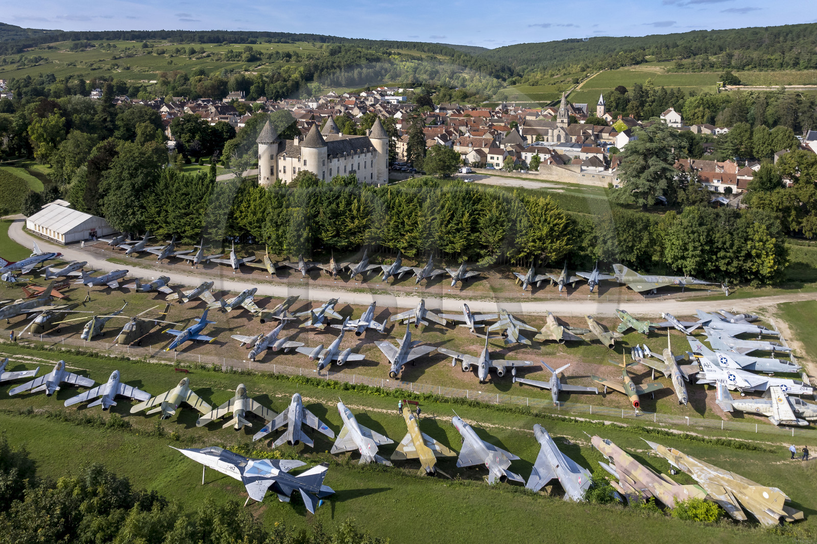 France, Côte-d'Or (21), les climats de Bourgogne classés Patrimoine Mondial de l'UNESCO, Côte de Beaune, Savigny-les-Beaune, le chateau avec les musées et collections avions de chasse, voitures de course Abarth, motos, tracteurs enjambeurs, maquettes, camions de pompiers (vue aérienne)