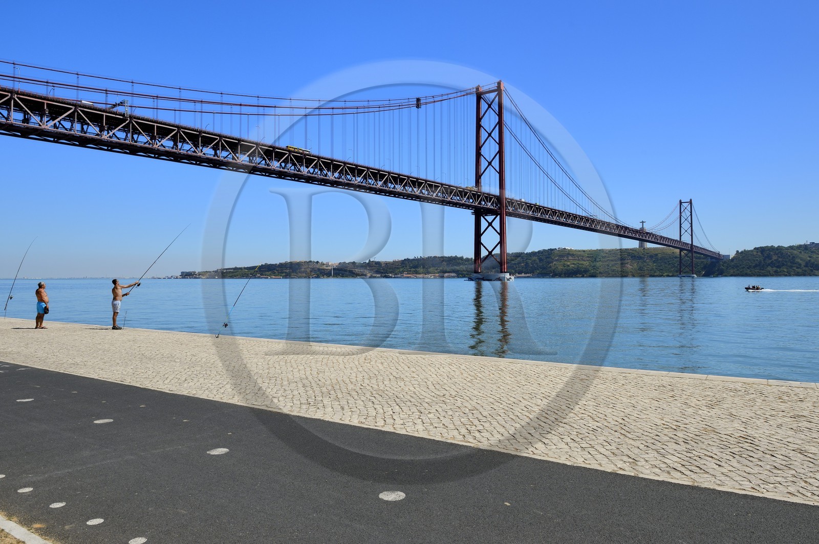 Portugal, Lisbonne, le pont du 25 de Abril sur le Tage