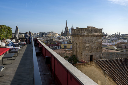 Espagne, Catalogne, Barcelone, quartier de Las Ramblas, rooftop de l'Hotel 1898, la cathédrale basilique métropolitaine de la Sainte-Croix et de Sainte Eulalie dans le quartier Barrio Gotico en arrière plan