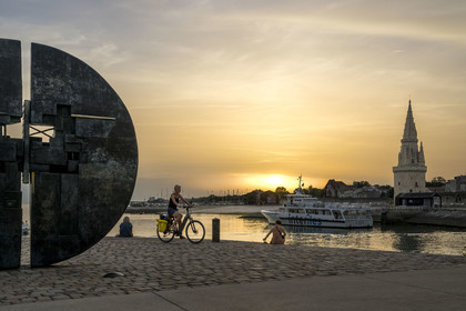 France, Charente-Maritime (17), La Rochelle, à l'entrée Vieux Port, la tour de la Lanterne, sculpture de François Canté-Pacos en hommage à Michel Crépeau