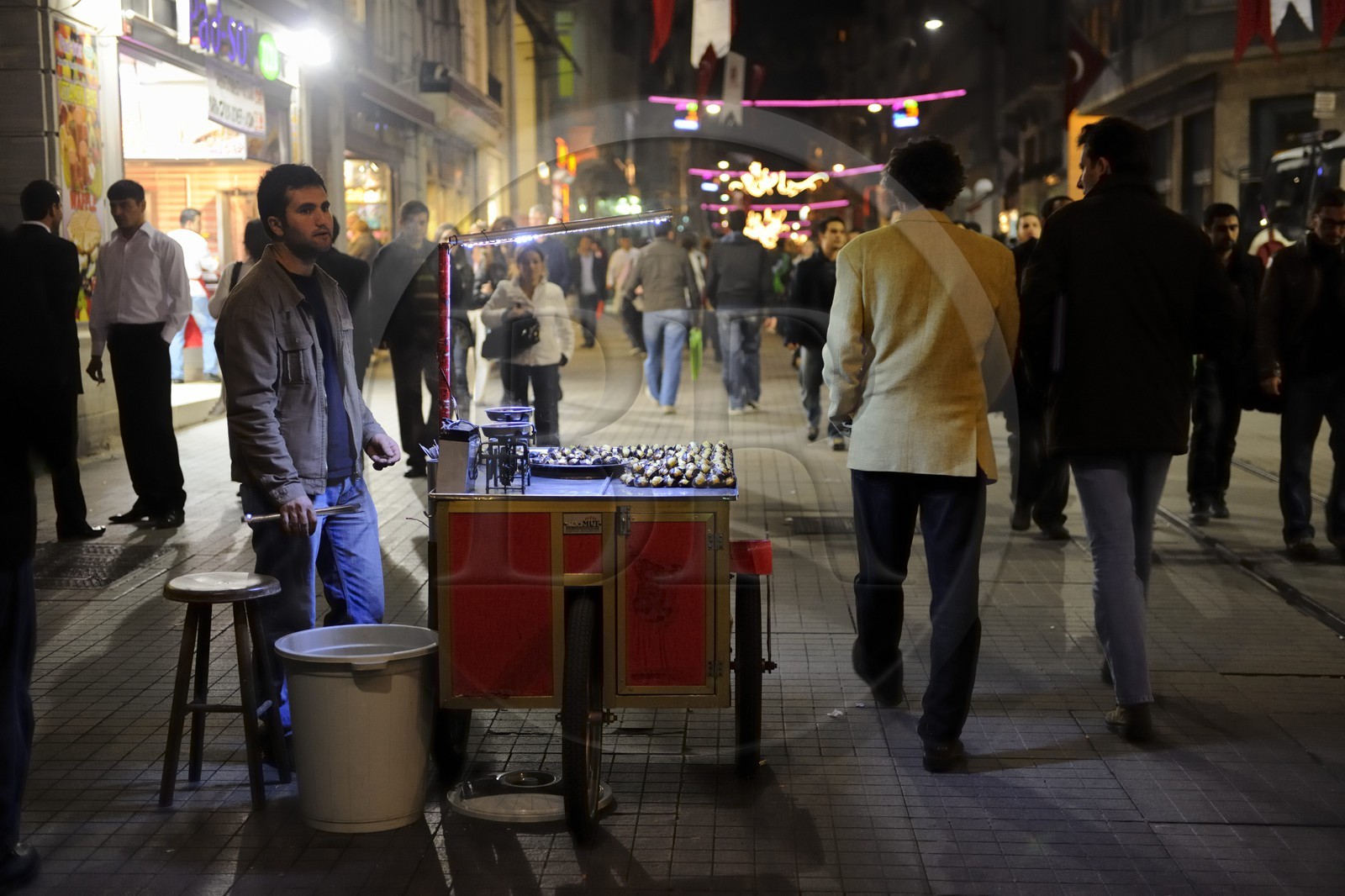 Turquie, Istanbul, quartier de Beyoglu, marchand ambulant de marrons chauds dans la rue Istiklal Caddesi Turquie, Istanbul, quartier de Beyoglu, marchand ambulant de marrons chauds dans la rue Istiklal Caddesi