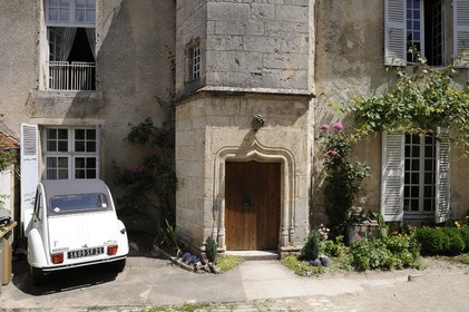 France, Côte d'Or (21), Flavigny-sur-Ozerain, hôtel particulier et deux-chevaux