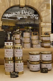 France, Dordogne (24), Périgord Noir, vallée de la Dordogne, Sarlat-la-Canéda, jour de marché Place de la Liberté, étal de foie gras et gésiers de la Maison Pélégris