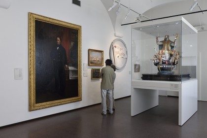 France, Haute-Corse (2B), Bastia, la Citadelle quartier de Terra-Nova, l'ancien palais des gouverneurs génois qui héberge le Musée d'Histoire de Bastia, portrait de l'armateur Joseph Valery par le peintre Pierre Colonna d'Istria et groupe processionnel de Saint Erasme datant du XVIIIème siècle