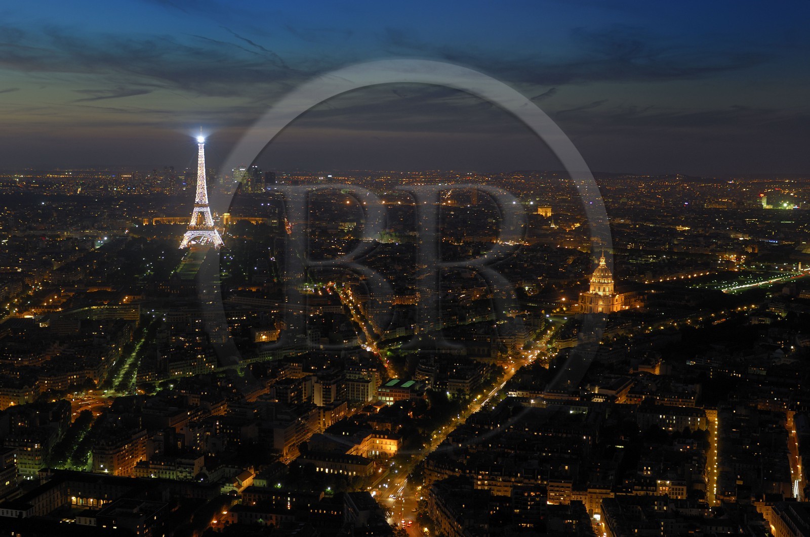 France, Paris (75), la Tour Eiffel illuminée (© SETE-illuminations Pierre Bideau) et les Invalides de nuit depuis la Tour Montparnasse