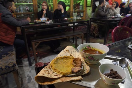Iran, province d'Ispahan, Ispahan, la maison de thé et restaurant Chai Khaneh Azadegan, le plat qui se nomme Ab ghousht