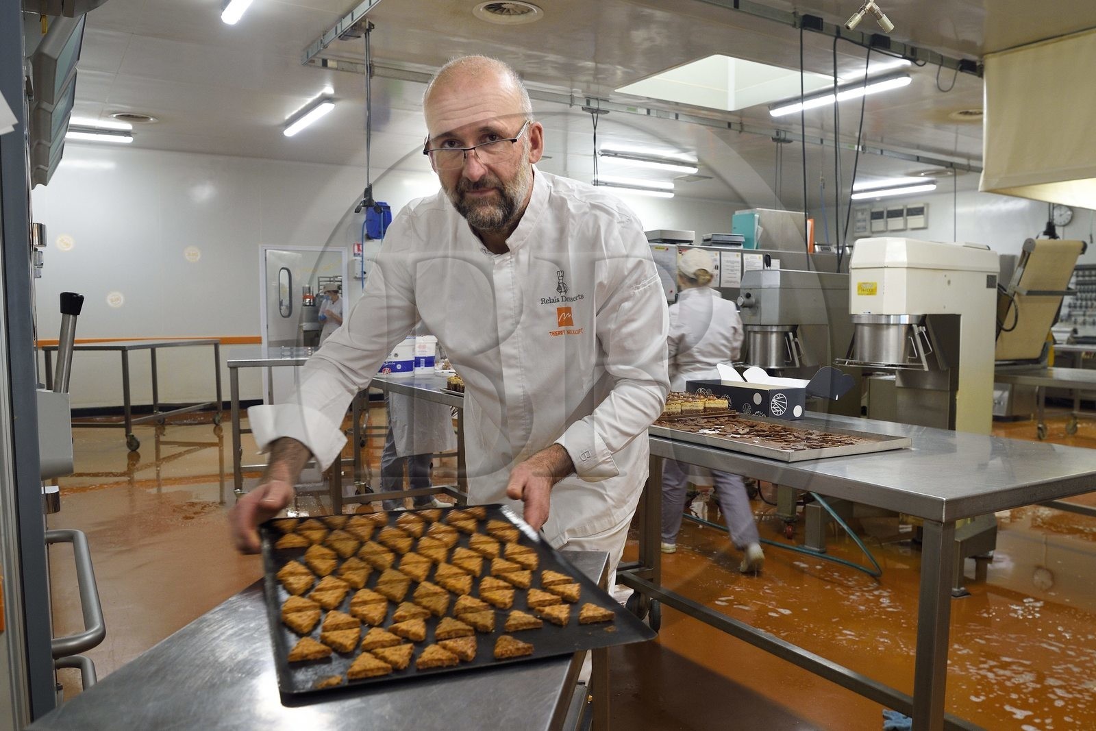 France, Bas-Rhin (67), Munlhdolseim, le patissier chocolatier Thierry Mulhaupt dans son atelier, plateau de bredele salés