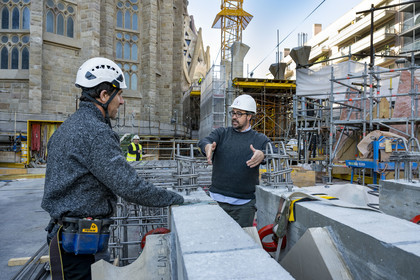 Espagne, Catalogne, Barcelone, quartier de l'Eixample, basilique de la Sagrada Familia de l'architecte du modernisme catalan Antoni Gaudi classée Patrimoine Mondial de l'UNESCO, chantier du cloitre sous la facade de l'abside, Xisco Llabrès l'architecte en charge du chantier de la facade Nord et du cloitre