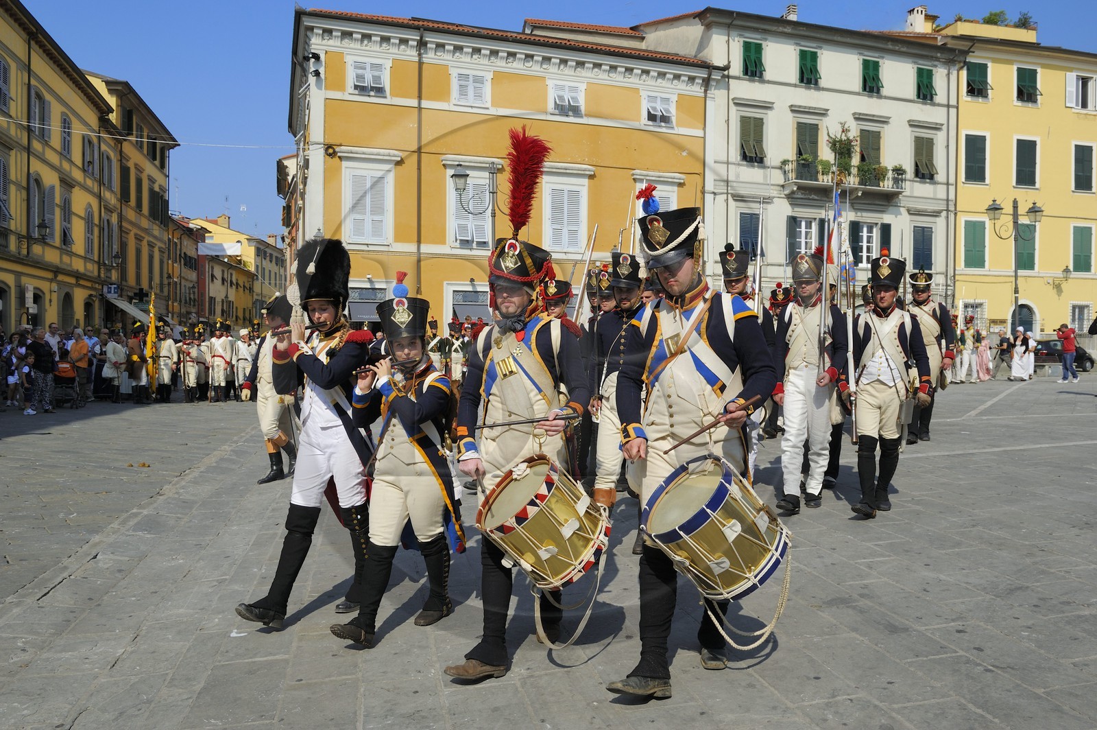 Italie, Ligurie, Sarzana, Napoleon Festival, soldats français de la Grande Armée du 18ème Régiment d'Infanterie de Ligne défilant sur la Piazza Matteotti