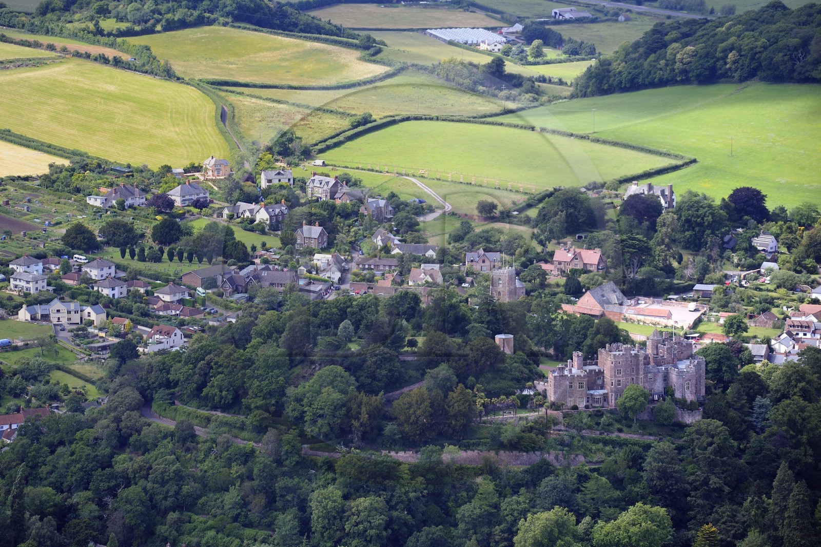 Royaume-Uni, Angleterre, Somerset, Le château de Dunster est la maison historique de la famille Luttrell (vue aérienne) Royaume-Uni, Angleterre, Somerset, Le château de Dunster est la maison historique de la famille Luttrell (vue aérienne)