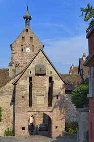 France, Haut-Rhin (68), Riquewihr, labellisé Les Plus Beaux Villages de France, la Porte haute avec son pont-levis et la facade arrière du Dolder
