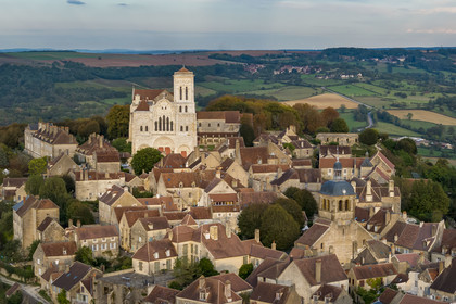 France, Yonne (89), parc naturel régional du Morvan, Vézelay, classé au Patrimoine Mondial de l'UNESCO, labellisé Les Plus Beaux Villages de France, point de départ de l'une des principales voies de pèlerinage de Saint-Jacques-de-Compostelle, la colline et la basilique Sainte-Marie-Madeleine (vue aérienne)