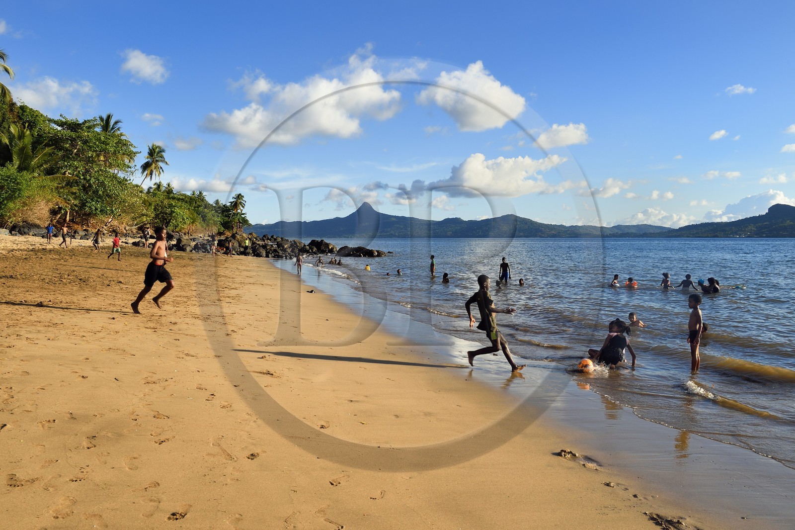 France, Ile de Mayotte, Grande-Terre, Sada, enfants jouant au football sur Tahiti plage (Mtsagnougni) dans la baie de Bouéni