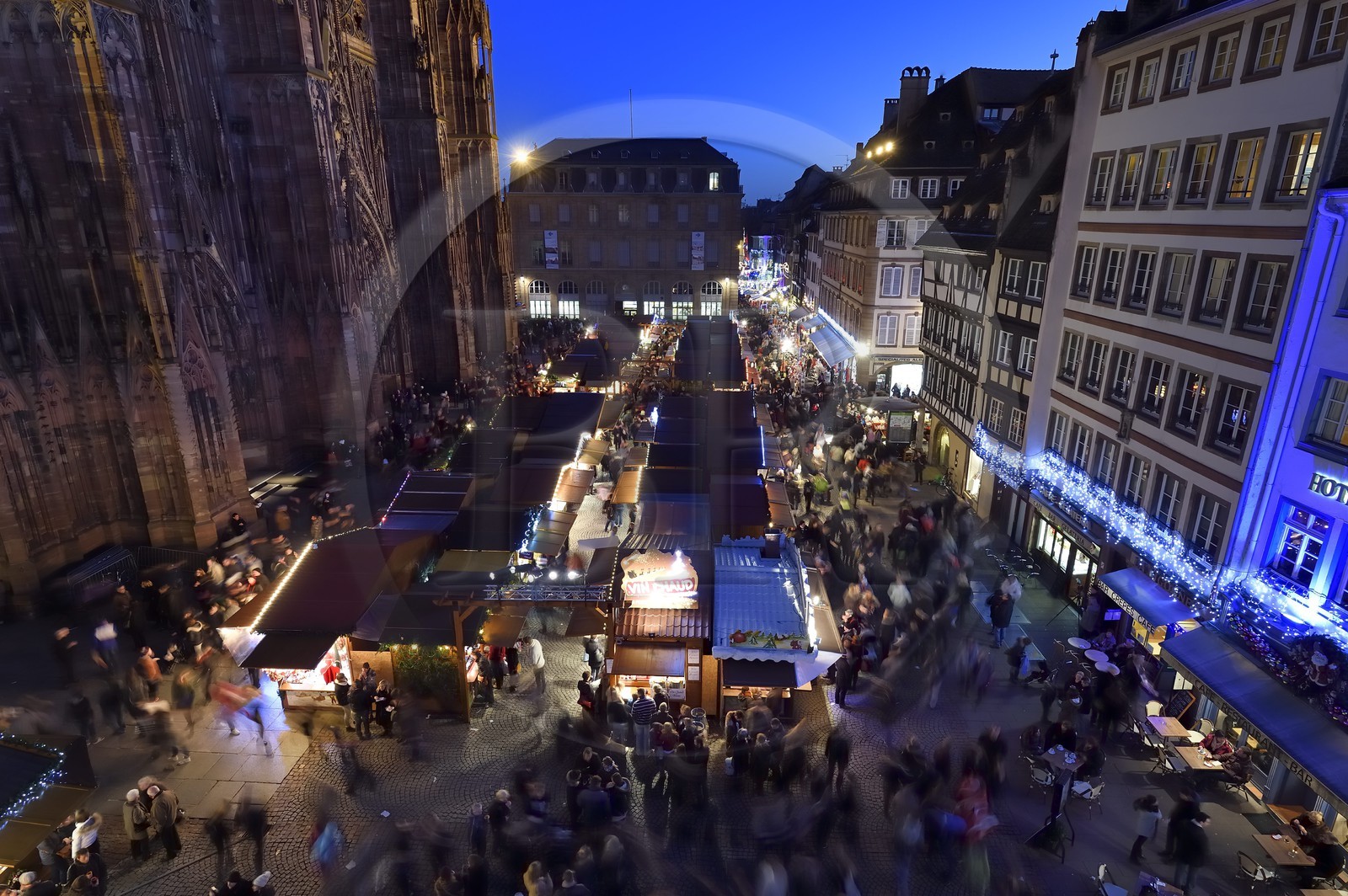 France, Bas-Rhin (67), Strasbourg, centre historique classé Patrimoine Mondial de l'UNESCO, place de la Cathédrale, marché de Noël (Christkindelsmarik) au pied de la Cathédrale Notre Dame