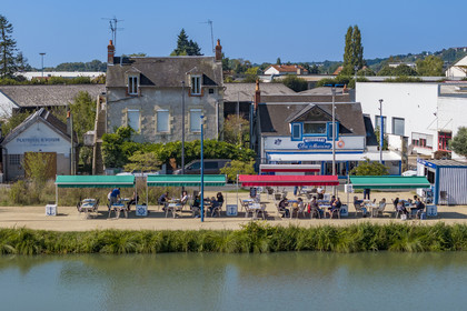 France, Nièvre (58), Nevers, port de plaisance de la Jonction, restaurant la Marine (vue aérienne)