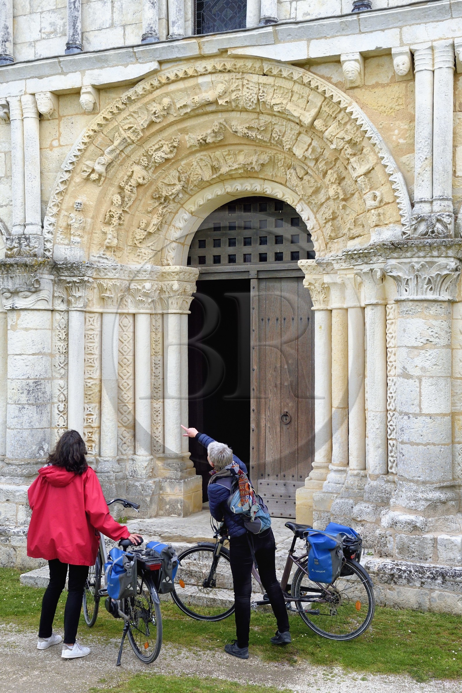 France, Charente-Maritime (17), Echillais, cyclistes faisant la véloroute La Flow Vélo devant l'église romane Notre-Dame du XIIe siècle classée monument historique