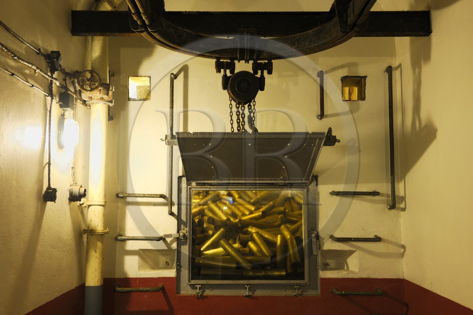 France, Bas-Rhin (67), Hunspach, la Ligne Maginot, le fort de Schoenenbourg, récupération des douilles de canon sous les tourelles de tir