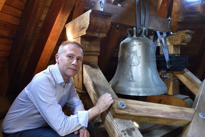 France, Bas-Rhin (67), Strasbourg, vieille ville classée au Patrimoine Mondial de l'UNESCO, la cathédrale Notre-Dame, le campanologue du diocèse Olivier Tarozzi dans le toit de la tour Klotz qui comporte six cloches qui sonnent les messes de semaine mais aussi les baptêmes, mariages et décès des paroissiens