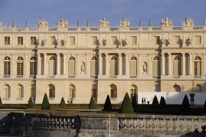 France, Yvelines (78), château de Versailles, classé Patrimoine Mondial de l'UNESCO, la façade des appartements de la Reine