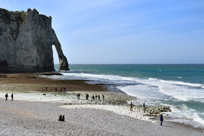 France, Seine-Maritime (76), Pays de Caux, Côte d'Albâtre, Etretat, l'arche de la falaise d'Aval et la plage de la ville
