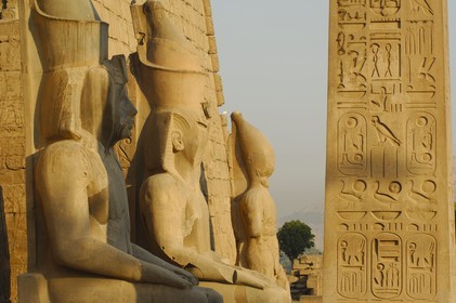 Egypte, Haute Egypte, vallée du Nil, temple de Louxor classé Patrimoine Mondial de l'UNESCO et détail de l'obélisque