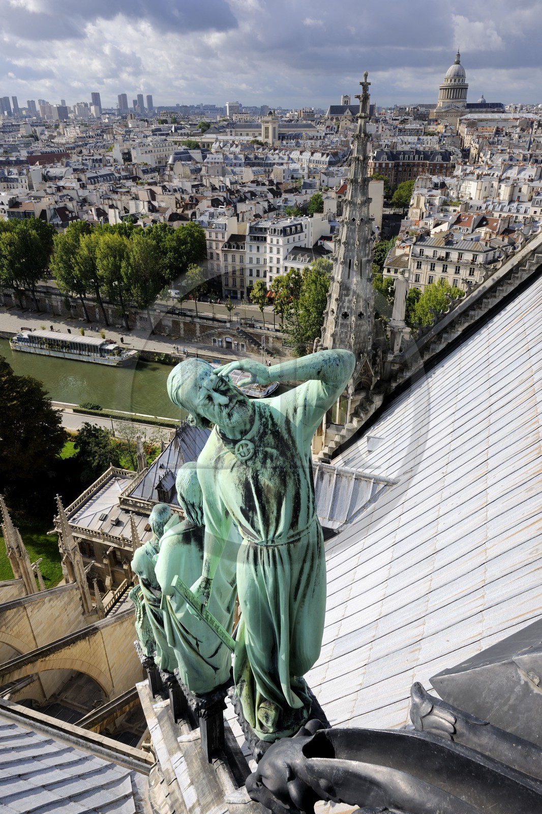 France, Paris (75), les rives de la Seine classées Patrimoine Mondial de l'UNESCO, île de la Cité, la cathédrale Notre-Dame, la flèche domine les statues de cuivre vert-de-grisé des douze apôtres avec les symboles des quatre évangélistes. Viollet-le-Duc s’est fait représenter lui-même sous les traits de saint Thomas avec son équerre