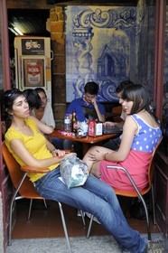 Portugal, région du Minho, Guimaraes, ville classée Patrimoine Mondial de l' UNESCO, café Coconuts sur la place Largo da Oliveira