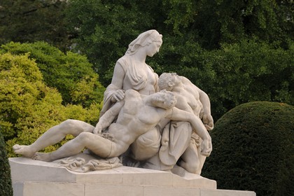 France, Bas-Rhin (67), Strasbourg, place de la République, le monument aux morts. Une mère tient ses deux fils mourants, l’un regarde la France, l’autre l’Allemagne