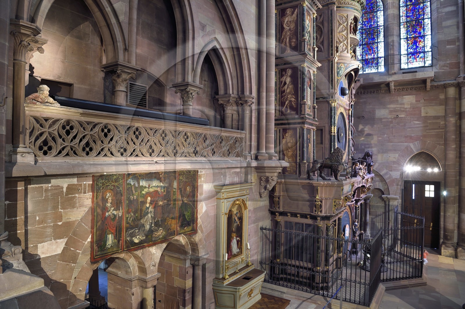 France, Bas-Rhin (67), Strasbourg, vieille ville classée au Patrimoine Mondial de l'UNESCO, la cathédrale Notre-Dame, bras sud du transept, l'homme accoudé à la cantoria et l'horloge astronomique