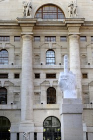 Italie, Lombardie, Milan, un doigt d’honneur dressé face à la Bourse de Milan oeuvre du sculpteur Maurizio Cattelan