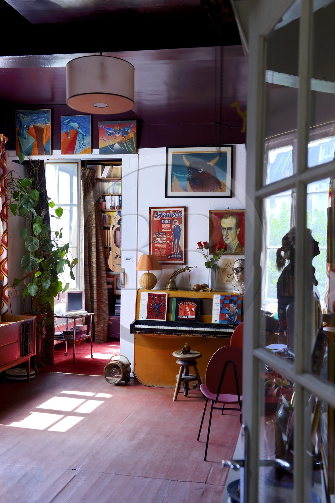 Paris (75), Cité Véron au 94 Bd de Clichy, appartement de Boris Vian, piano où ont aussi joué Michel Legrand et Quincy Jones, buste en platre de sa seconde femme Ursula surplombé par son portrait peint en 1953 par Betty Bouthoul