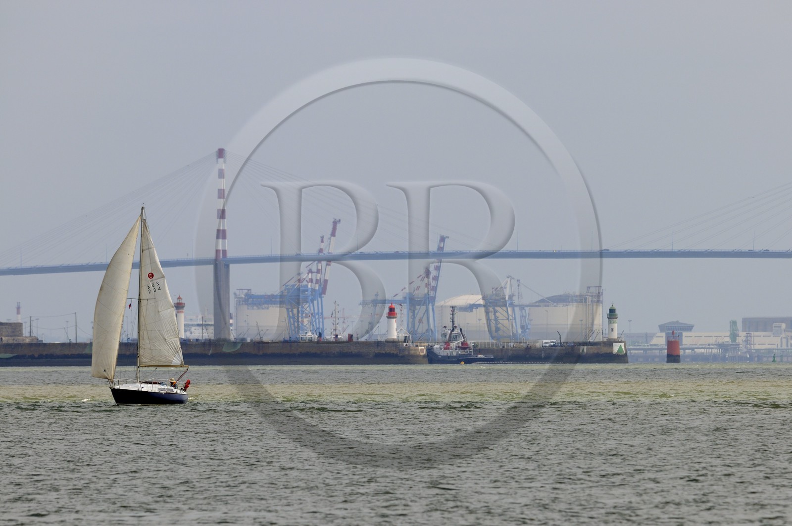 France, Loire-Atlantique (44), port autonome de Nantes Saint-Nazaire, terminal de Montoir de Bretagne et le pont de Saint-Nazaire