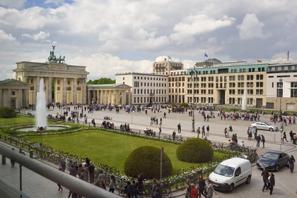 Allemagne, Berlin, Porte de Brandebourg sur l'avenue Under den Linden et Pariser platz