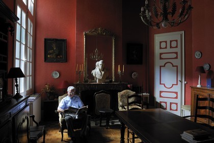 France, Hérault (34), Montpellier, centre historique, l'Ecusson, hôtel particulier Montcalm, François Castan actuel propriétaire et buste de son ancètre M. Caizergues qui avait racheté l'hôtel