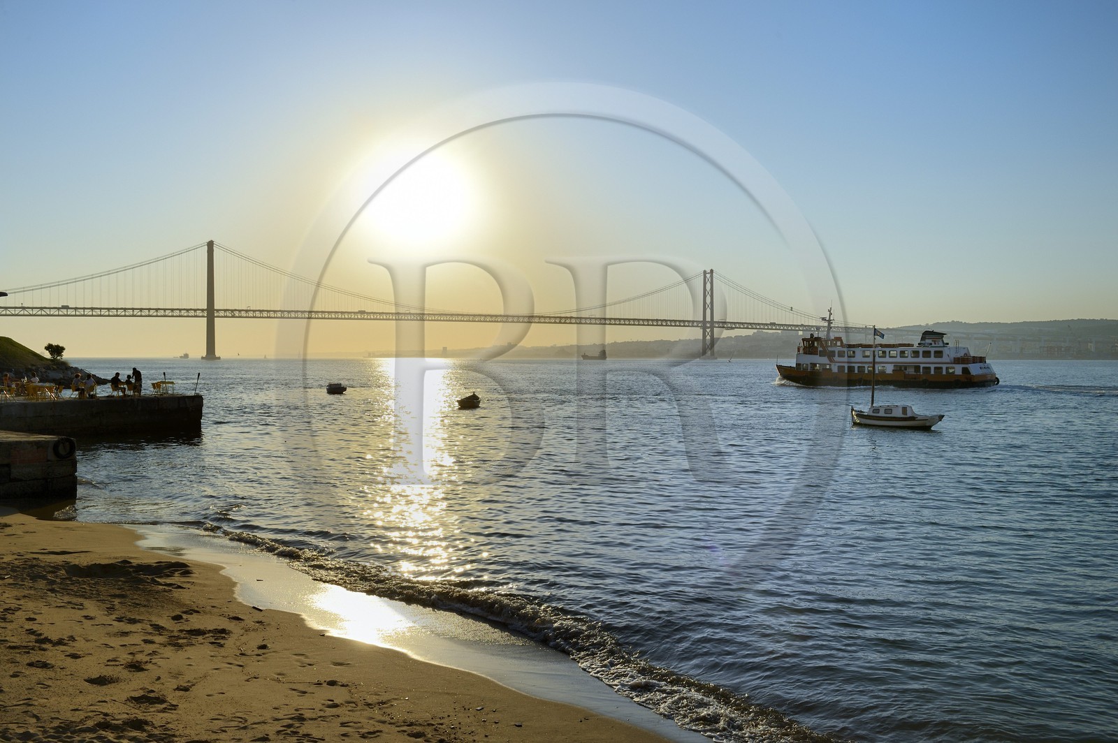 Portugal, région de Lisbonne, commune d'Almada au lieu dit Ponto Final sur la rive sud du Tage, le pont du 25 de Abril