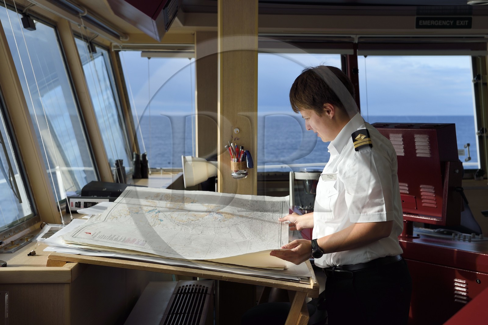 Groenland, cote Nord-Ouest, Baffin Bay, l'officier de navigation Maja Sabolic du bateau de croisière MS Fram de la compagnie Hurtigruten étudiant la carte Groenland, cote Nord-Ouest, Baffin Bay, l'officier de navigation Maja Sabolic du bateau de croisière MS Fram de la compagnie Hurtigruten étudiant la carte