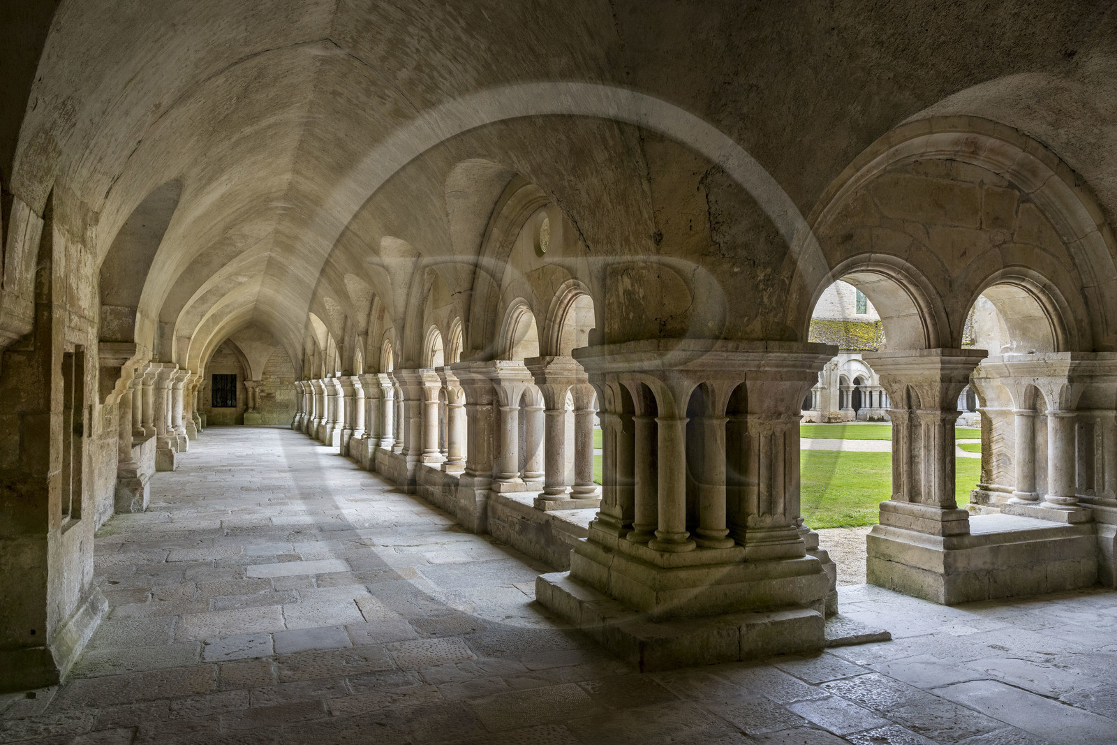 France, Côte-d'Or (21), Marmagne, l'abbaye cistercienne de Fontenay classée au Patrimoine Mondial de l'UNESCO, le cloître