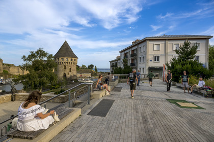 France, Finistère (29), Brest, quartier Recouvrance, les abords aménagés de la rivière Penfeld et la Tour de la Motte-Tanguy, joueur de palet breton