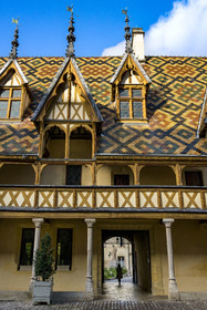 France, Côte-d'Or (21), Beaune, zone classée Patrimoine Mondial de l'UNESCO, Hospices de Beaune, la cour d'honneur de l'Hôtel-Dieu, statue de Nicolas Rolin qui créa les hospices avec son épouse Guigone de Salins