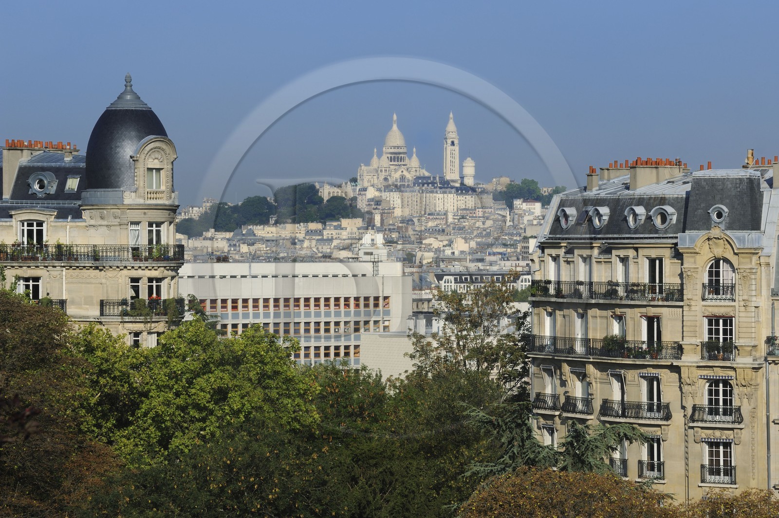 France, Paris (75), le parc des Buttes Chaumont et la basilique du Sacré-Coeur de Montmartre