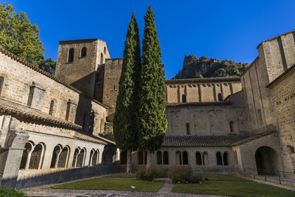 France, Hérault (34), Causses et les Cévennes, paysage culturel de l'agro-pastoralisme méditerranéen, classés Patrimoine Mondial de l'UNESCO, Saint-Guilhem-le-Désert, labellisé Les Plus Beaux Villages de France, l'abbaye de Gellone du IXème siècle, le cloitre