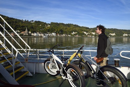 France, Seine-Maritime (76), Parc naturel régional des Boucles de la Seine normande, traversée du bac auto au village de La Bouille, cycliste sur la veloroute du Val de Seine