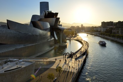 Spain, Basque Country Region, Vizcaya Province, Bilbao, the Guggenheim Museum designed by Frank Gehry and the spider shaped sculpture by Louise Bourgeois entitled Maman (Mum)