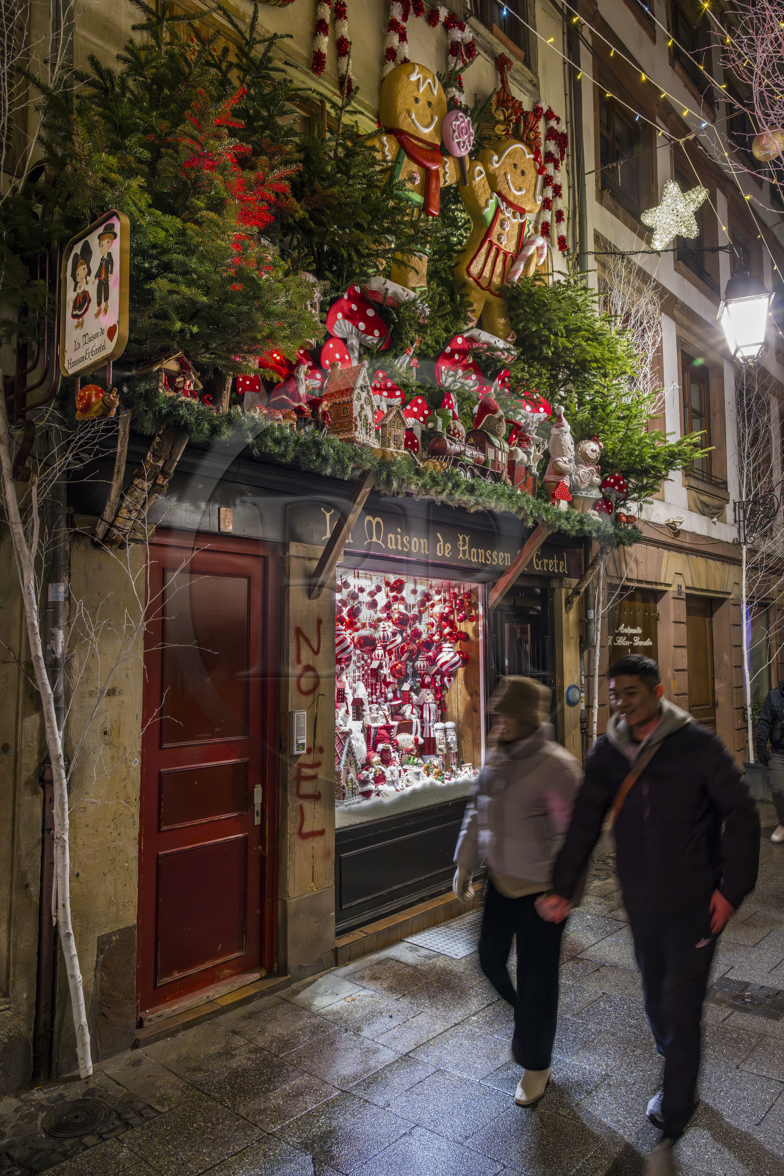 France, Bas-Rhin (67), Strasbourg, vieille ville classée au Patrimoine Mondial de l’UNESCO, la Maison de Hanssen et Gretel dans la rue du Chaudron avec ses décors de Noël
